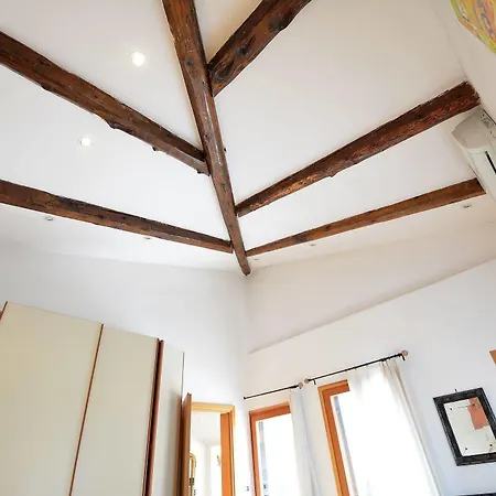 Roof Balcony, 2pax, Aircond, Wifi Apartamento Venecia