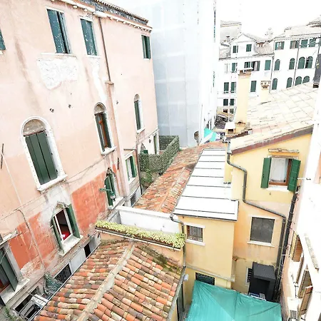 Roof Balcony, 2pax, Aircond, Wifi * Venecia