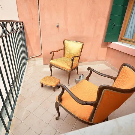 Roof Balcony, 2pax, Aircond, Wifi * Venecia